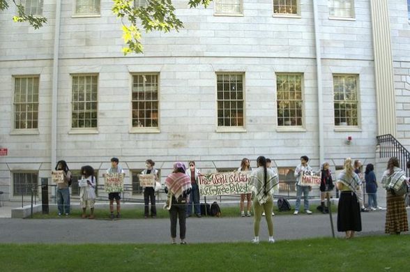 studentet-ne-harvard-mbajne-pr’oteste-te-heshtur-pro-pa’lestineze