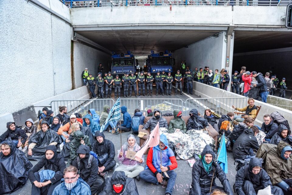 aktivistet-e-klimes-protesta-kunder-subvencioneve-per-lendet-djegese-fosile-ne-holande,-bllokojne-autostraden-qe-te-con-ne-hage