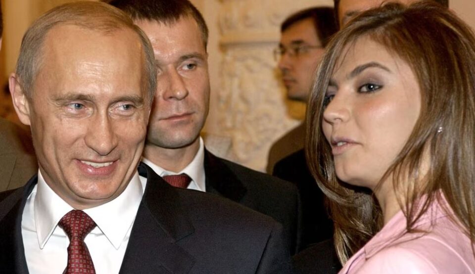 jeta-e-vetmuar-dhe-sekrete-e-dy-djemve-te-vladimir-putin-ne-shtepine-buze-liqenit!-romanca-e-presidentin-rus-me-ish-gjimnasten-qe-nisi-para-se-te-divorcohej-nga-gruaja