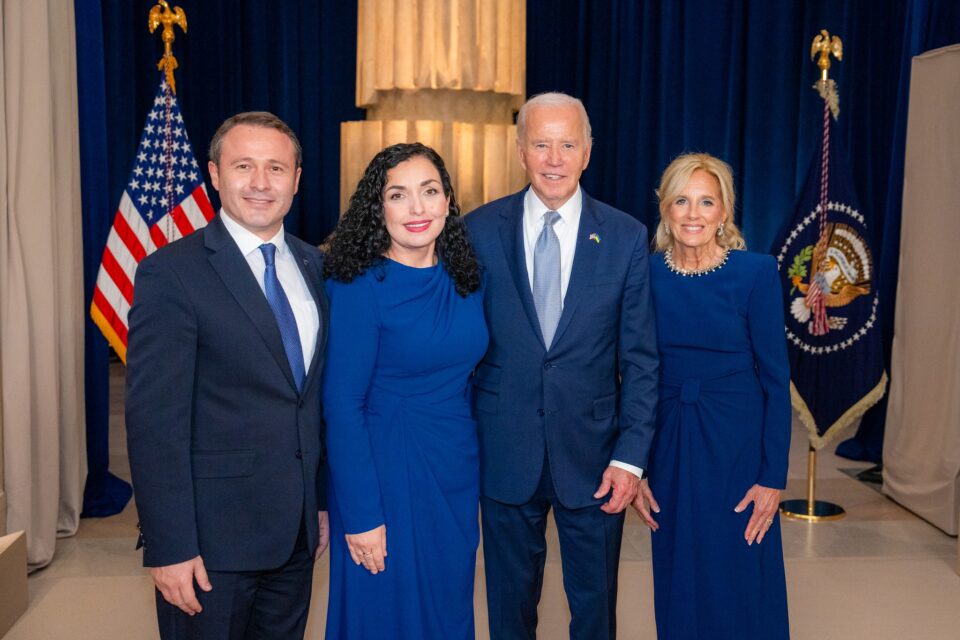 foto/-vjosa-osmani-takon-joe-biden:-kosove-shba,-aleance-qe-qendron-ne-themelet-e-shtetit-tone