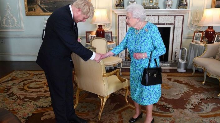 boris-johnson-thyen-protokollin-mbreteror,-zbulon-se-mbreteresha-elizabeth-ii-vuante-nga-kanceri-i-kockave