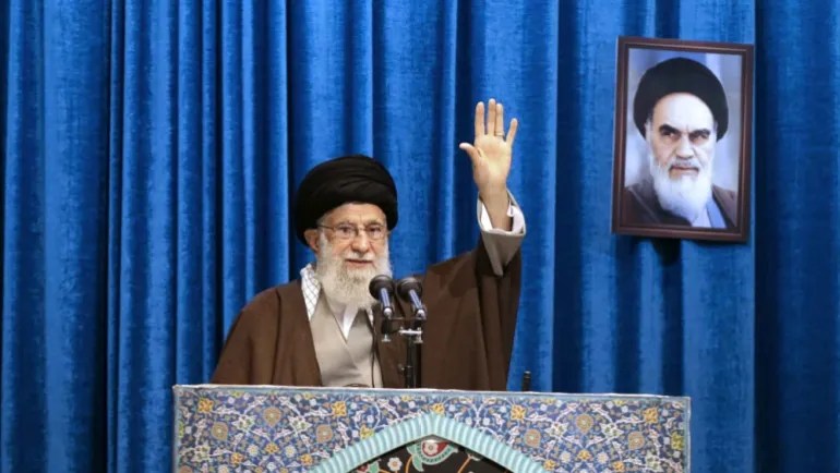 khamenei-i-iranit-mund-te-hedhe-drite-mbi-planet-teksa-mban-predikimin-e-rralle-te-xhumase