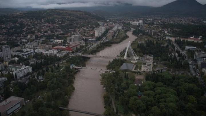 vershime-ne-te-gjithe-malin-e-zi,-uji-deperton-neper-shtepi