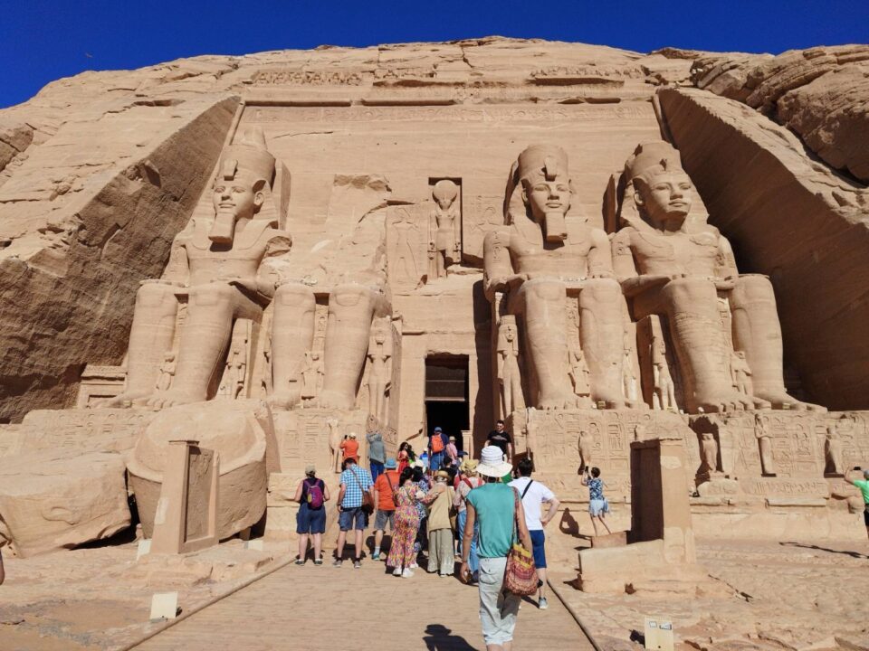 nje-turist-britanik-perpiqet-te-varros-eshtrat-e-nenes-se-tij-ne-tempullin-abu-simbel-te-egjiptit