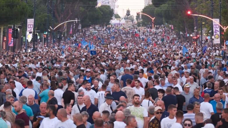 sot-mbahet-protesta-kombetare-e-thirrur-nga-opozita-ne-tirane,-priten-bllokime-rrugesh-dhe-mosbindje-civile