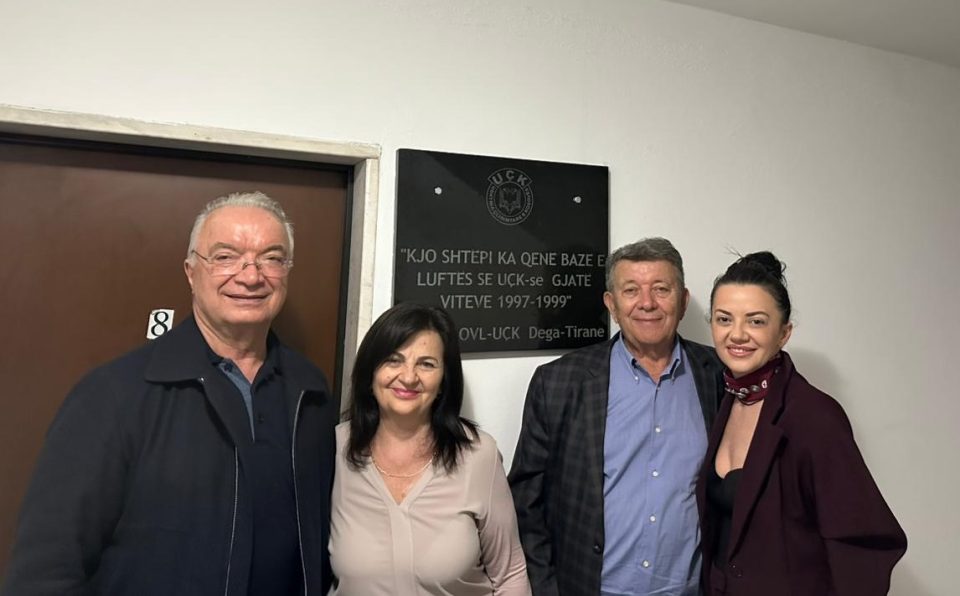 baze-e-luftes-se-uck/-organizata-e-veteraneve-vendos-pllakaten-ne-shtepine-e-kristaq-porodinit-ne-tirane