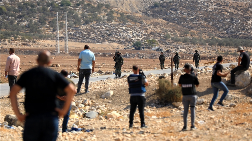 kolonet-e-paligjshem-izraelite-punojne-tokat-bujqesore-palestineze-ne-hebron-per-t’i-pushtuar