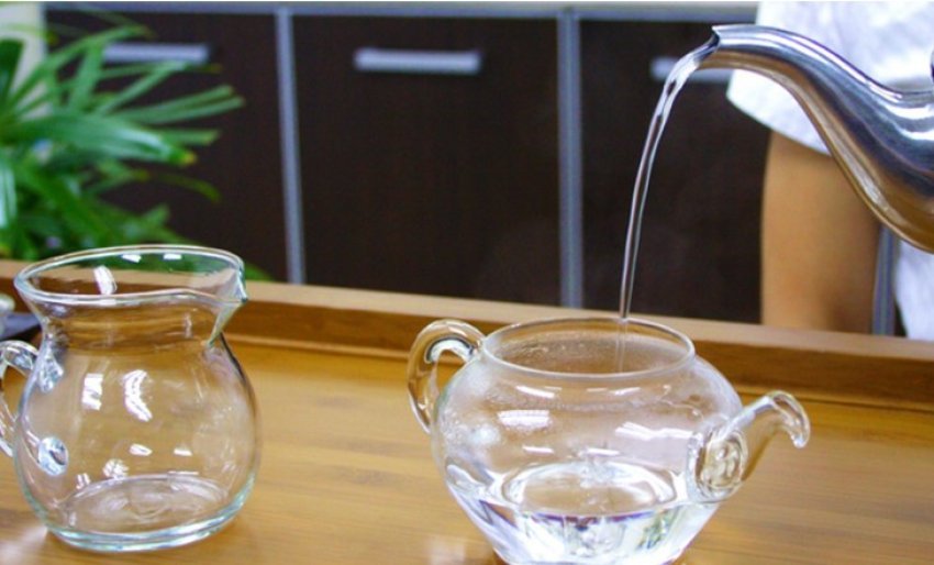 vlerat-e-ujit-te-ngrohte-per-organizmin