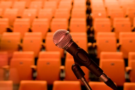 raporti-i-be-se:-kryeministri-dhe-zyrtare-te-tjere-ofenduan-mediat,-gazetaret-nen-presion-e-kercenime