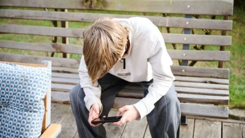 femijet-po-humbasin-mireqenien-nga-mediat-sociale,-po-u-perkeqesohet-shendeti-mendor