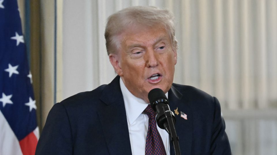 donald-trump-u-ben-thirrje-hebrenjve-te-nju-jorkut-te-mos-mbeshtesin-kandidatin-demokrat:-kushdo-qe-voton-per-te-eshte-idiot