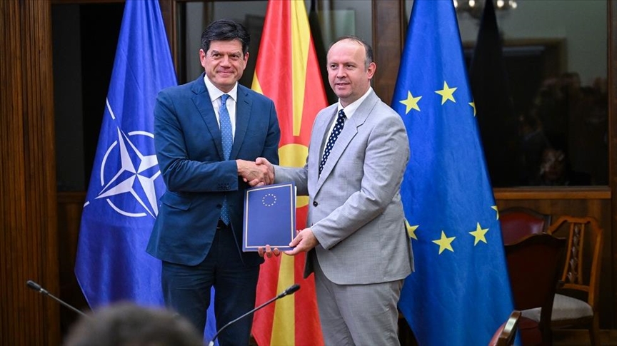 raporti-i-progresit-per-maqedonine-e-veriut-i-dorezohet-kryeparlamentarit-gashi-nga-ambasadori-i-be-se-ne-shkup