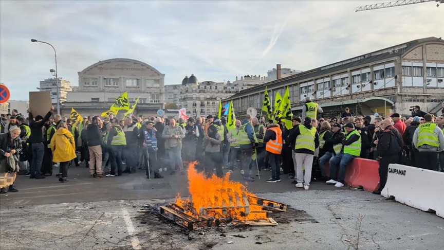 punonjesit-e-hekurudhave-protestojne-ne-paris-per-thirrjen-ne-polici-te-udheheqesit-te-sindikates