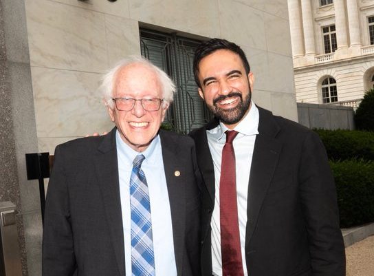 bernie-sanders-pergezon-fitoren-e-mamdanit-si-“nje-nga-befasite-me-te-medha-politike”