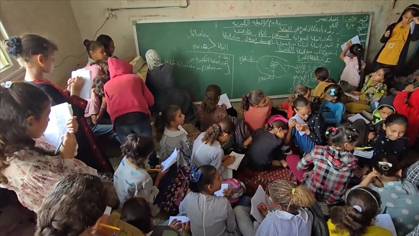 nxenesit-e-zhvendosur-ne-gaza-perpiqen-te-vazhdojne-arsimimin-e-tyre-mes-shkaterrimit