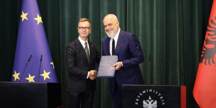 a-qendron-ky-ambasador-homo-pas-“barazise-gjinore”?