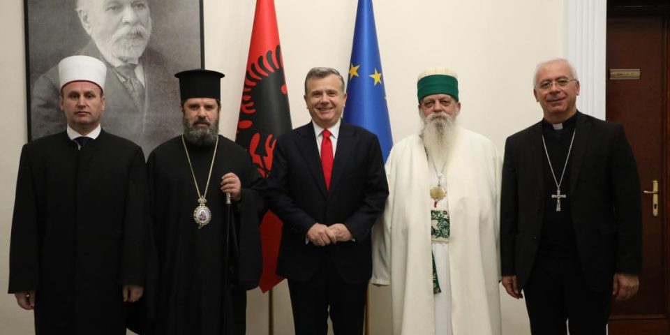 “barazia-gjinore”:-ta-kene-“gelltitur”-kreret-fetare?!