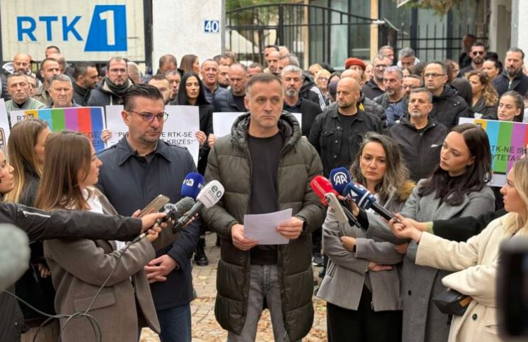 punetoret-e-rtk-se-protestojne-per-mungese-pagash,-paralajmerojne-greve-te-pergjithshme