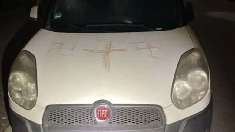gjermani,-dhjetera-makina-vandalizohen-me-svastika-ne-hanau