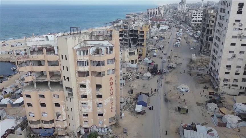 vija-bregdetare-e-gazes,-nga-nje-destinacion-turistik-ne-strehe-e-perkohshme-per-te-zhvendosurit