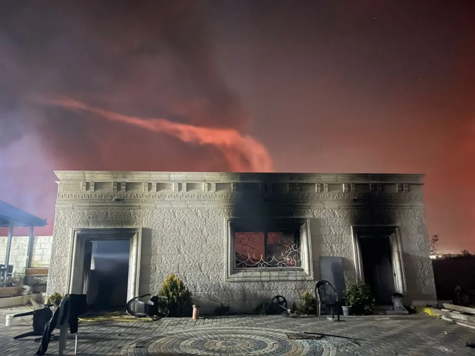 kolonet-izraelite-i-vene-flaken-nje-shtepie-palestineze-prane-ramallahut