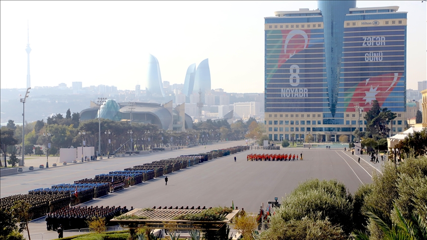 aliyev-perkujton-5-vjetorin-e-fitores-se-karabakut-me-parade-ushtarake-ne-baku