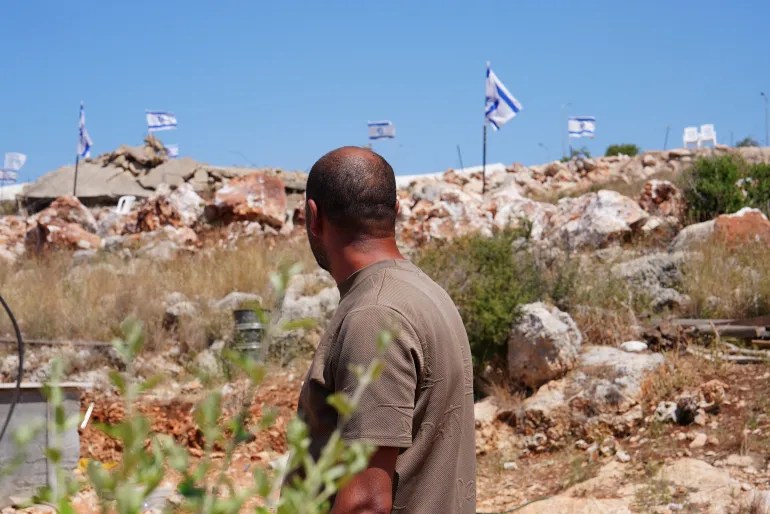 kolonet-izraelite-vendosin-flamuj-ne-rripin-e-pushtuar-te-bregut-perendimor