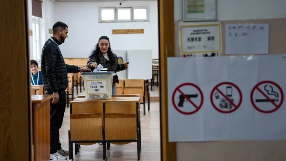 kosova-pas-balotazhit,-numri-i-komunave-qe-fituan-partite-politike