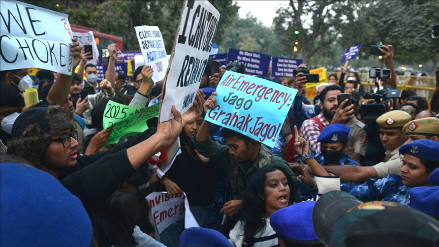 indi,-qindra-persona-protestojne-kunder-niveleve-te-rrezikshme-te-ndotjes-se-ajrit