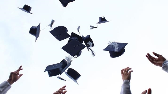 dy-vajzat-e-reja-nga-gaza-festojne-diplomimin-e-tyre-pavaresisht-veshtiresive-me-te-cilat-u-perballen