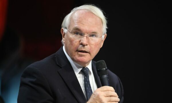 “pa-fjalen-pavaresi-ne-dokument-me-vrasin”,-diplomati-amerikan-christofer-hill-deshmon-ne-hage-per-takimin-e-dayton-me-hashim-thacin