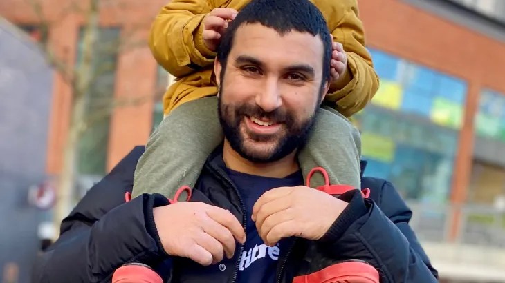 gazetari-britanik-sami-hamdi-lirohet-pas-paraburgimit-nga-autoritetet-amerikane-te-emigracionit