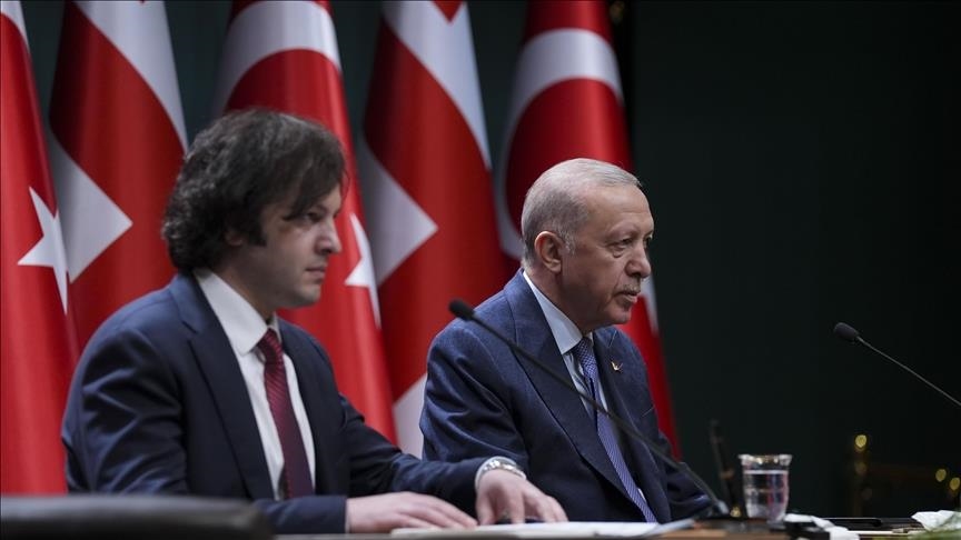 erdogan-dhe-kryeministri-gjeorgjian-diskutojne-perpjekjet-e-shpetimit-pas-rrezimit-te-avionit-ushtarak-turk-ne-gjeorgji