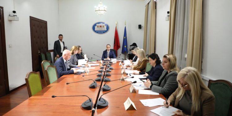 tallja-paq-e-deputetit-demokrat-me-“barazine-gjinore”-dhe-votuesit-e-saj