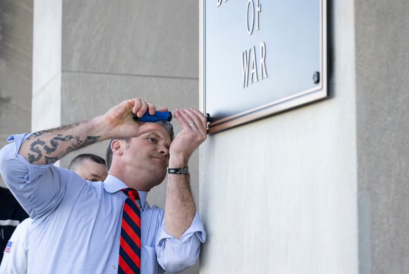 sekretari-amerikan-i-mbrojtjes-vendos-pllaken-me-mbishkrimin-“departamenti-i-luftes”-ne-hyrje-te-pentagonit