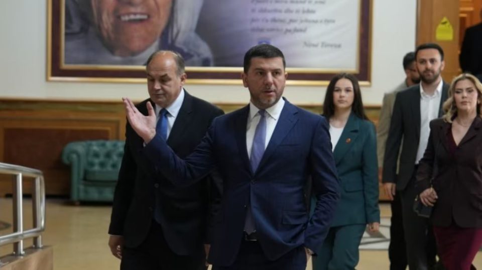 analiza/-cfare-po-ndodh-ne-partine-demokratike-te-kosoves?