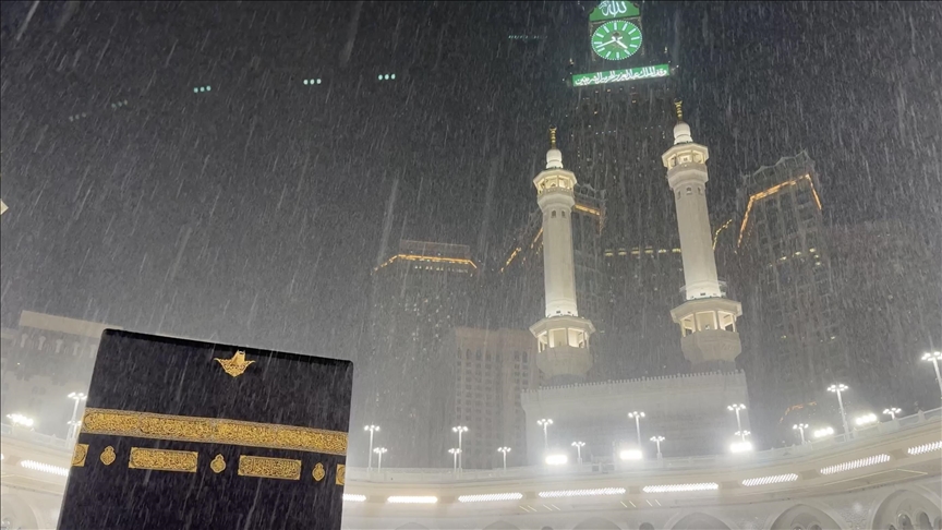 pelegrinet-muslimane-perqafojne-reshjet-e-rralla-ne-meke-gjate-tavafit-rreth-qabes