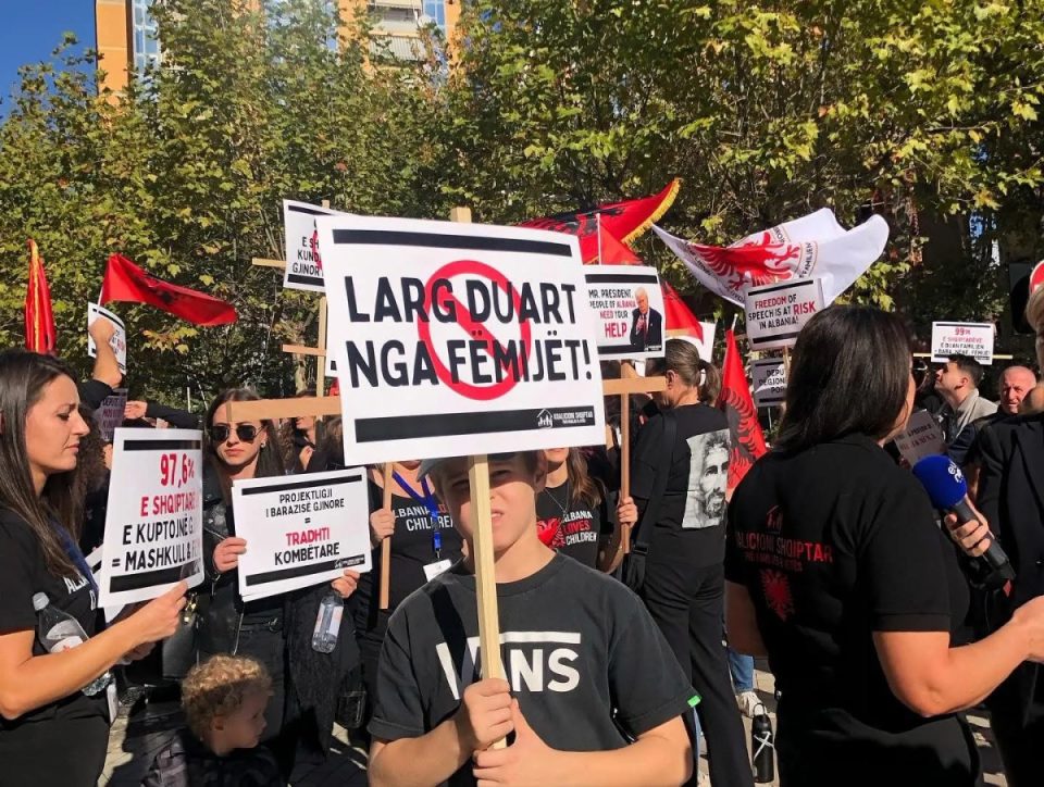 proteste-ne-tirane-kunder-ligjit-“per-barazine-gjinore”,-thirrje-begajt-te-mos-e-dekretoje