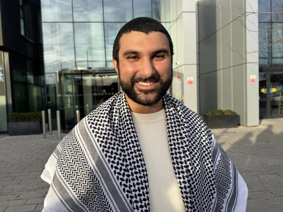 gazetari-britanik-sami-hamdi-kthehet-ne-londer-pas-ndalimit-ne-shba