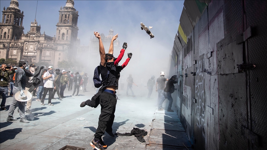 shperthejne-perleshjet-ne-protesten-kunder-dhunes-ne-mexico-city,-20-te-plagosur