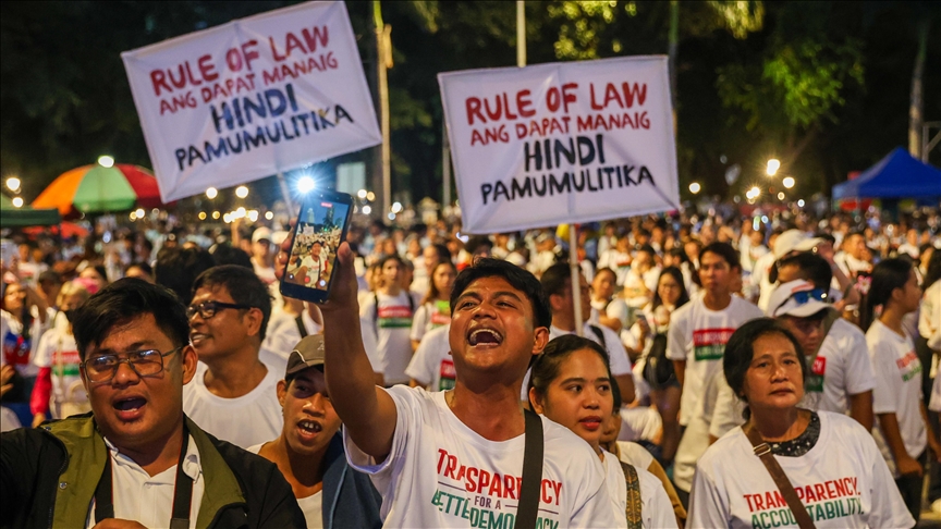 mijera-filipinas-dalin-ne-rruge,-kerkojne-llogaridhenie-dhe-transparence-nga-qeveria-pas-dy-tajfuneve-vdekjeprures