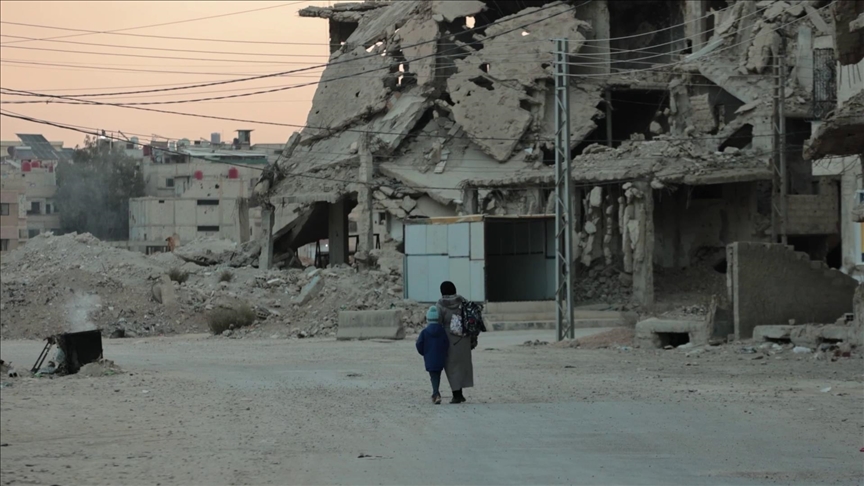 femijet-siriane-ecin-drejt-shkolles-mes-ndertesave-te-shkaterruara-nga-lufta