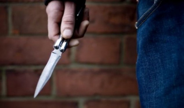 14-vjecarja-theret-me-thike-ne-nje-shkolle-fillore-te-prizrenit,-12-vjecari-shoqerohet-nga-policia