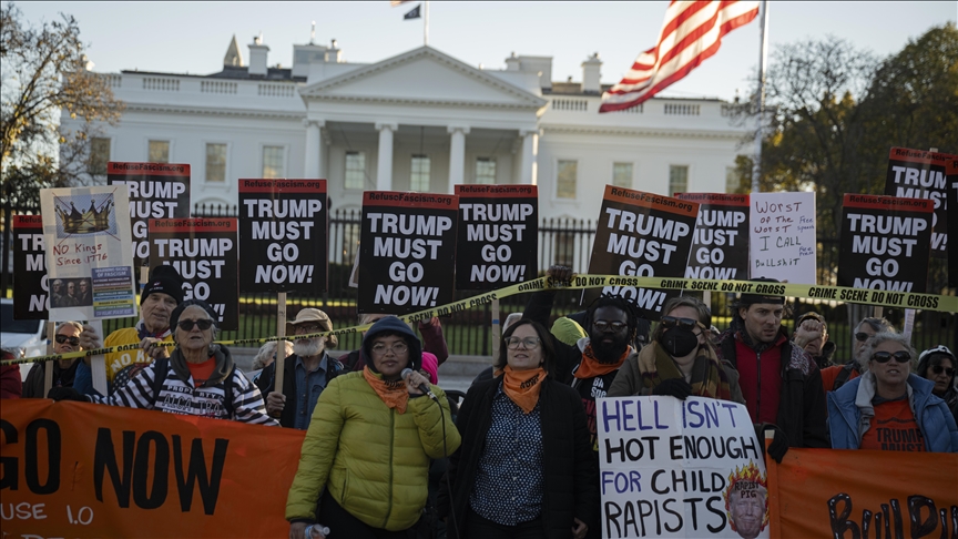 protesta-para-shtepise-se-bardhe-kunder-trumpit