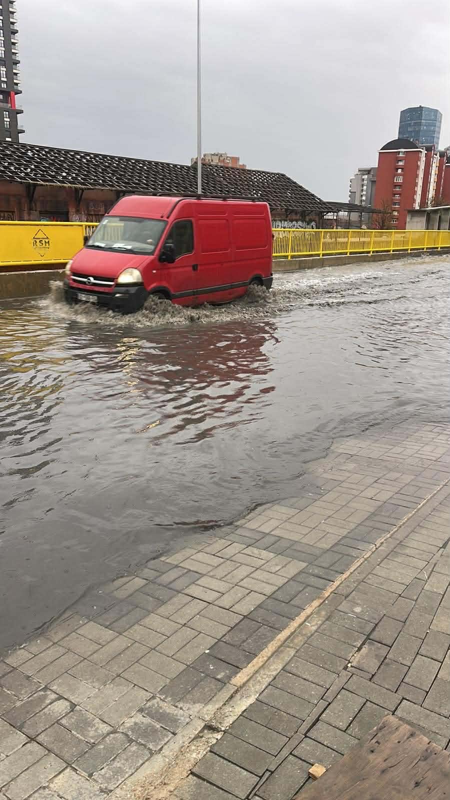 rreshje-te-shumta-shkaktojne-vershime-te-intensitetit-te-ulet-ne-disa-komuna-–-ame:-situata-eshte-nen-kontroll