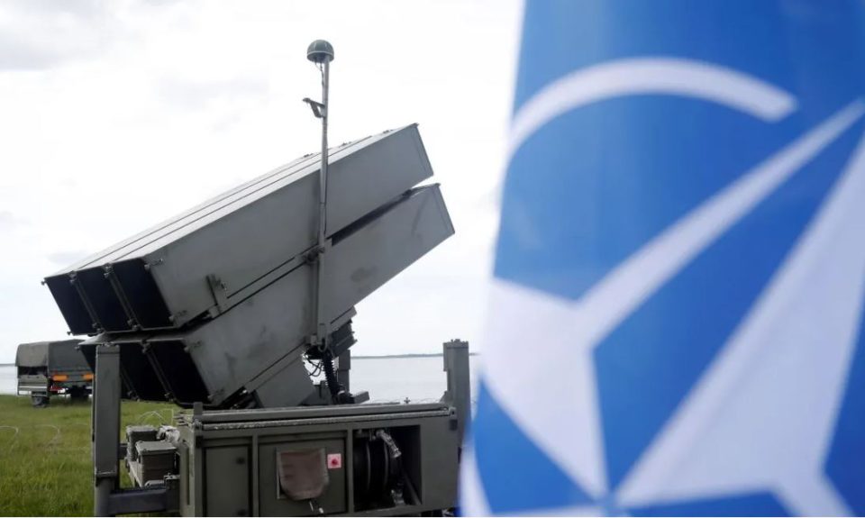 “moska-po-luan-me-kufijte”-parashikimi-i-frikshem-i-komandantit-te-nato-s:-nuk-jemi-ne-lufte,-por-as-ne-paqe!-nese-s’pengohet-rusia…