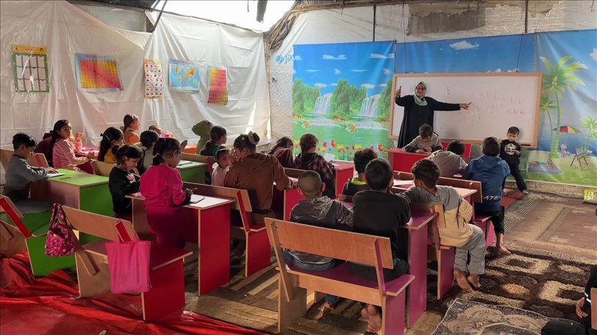 femijet-ne-gaza-ndjekin-mesimet-ne-tenda-te-improvizuara-mes-luftes