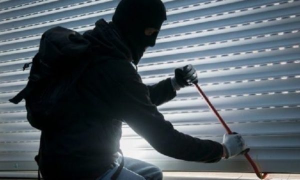 mbi-150-mije-euro-dhe-stoli-floriri,-grabitje-spektakolare-ne-kosove,-autore-“krehin”-shtepine-per-tre-ore.-pronari:-i-kisha-kursyer-per-trajtimin-shendetesor-te-nipit