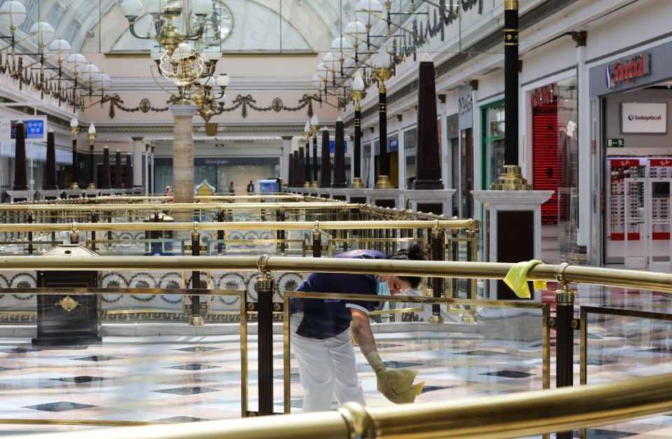 cmenduri-ne-spanje!-shqiptari-ul-automatin,-hyn-nga-catia-dhe-grabit-1-mln-euro-bizhuteri-nga-dyqani-me-luksoz-ne-madrid!-arrestohet-dhe-rreth-qafes-mbante…