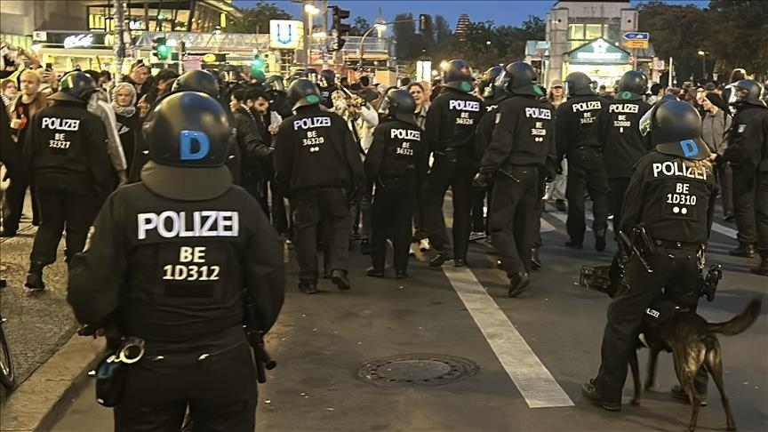 protestuesit-largohen-ndersa-kancelari-gjerman-flet-ne-ceremonine-e-cmimeve-per-integrim